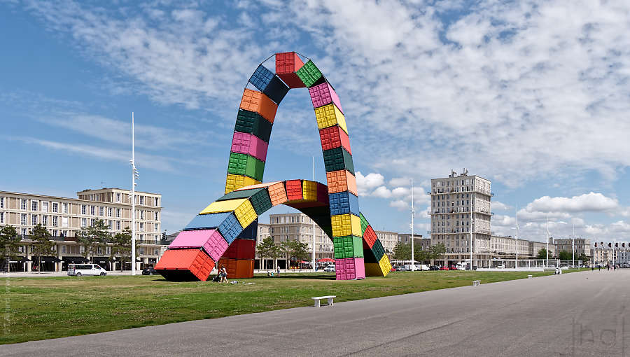 Sculpture Catène de containers devant immeubles Auguste Perret au Havre