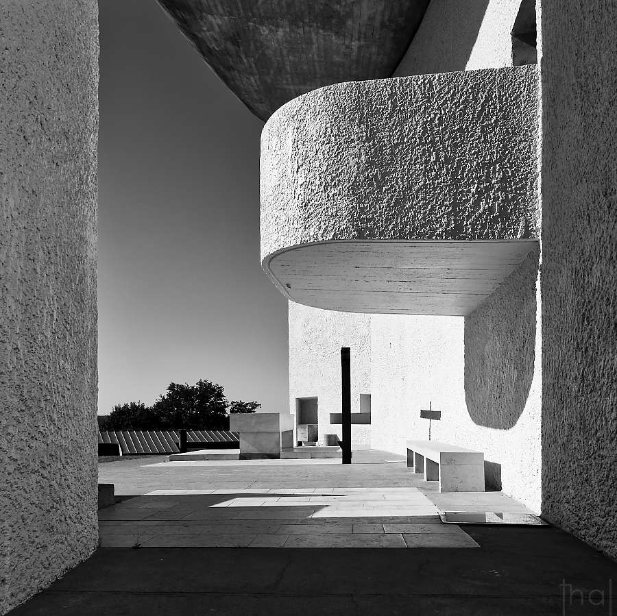 Vue en noir et blanc du chœur extérieur de la Chapelle Notre-Dame-du-Haut