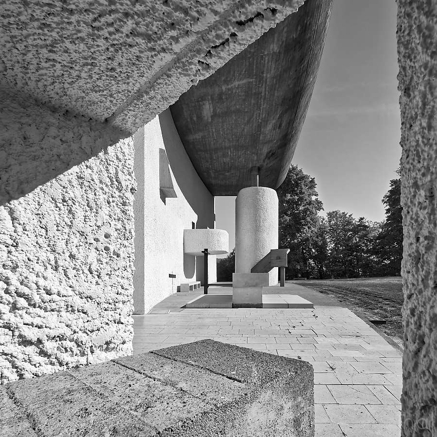 Vue de l'espace liturgique extérieur à partir d'un confessional de la Chapelle Notre-Dame-du-Haut