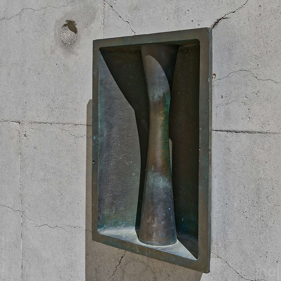 Détail de poignée extérieure et d'un moulage de coquille Saint-Jacques à la Chapelle de Ronchamp