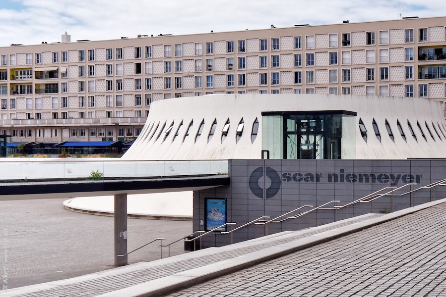 Emmarchement sur la place Oscar Niemeyer au Havre