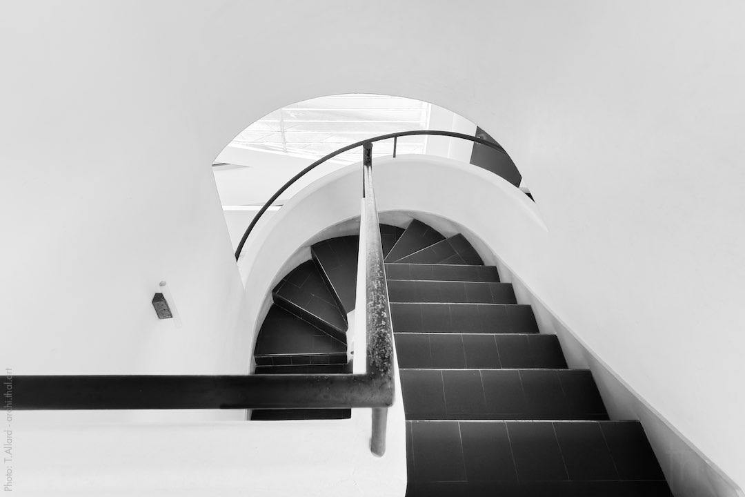 Intérieur de l'escalier hélicoïdal de la Villa Savoye