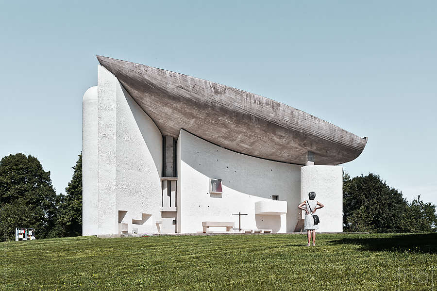 Vue de la façade est de la Chapelle de Ronchamp de Le Corbusier