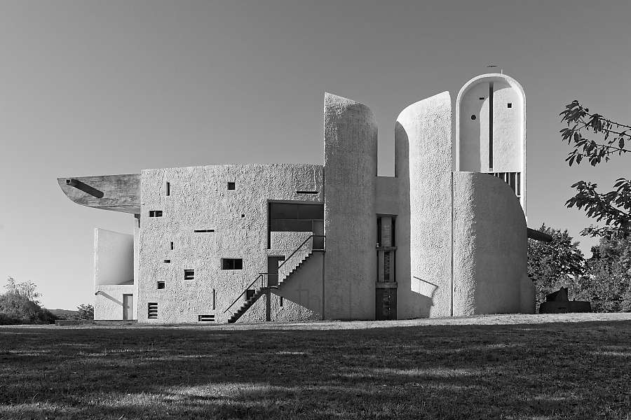 Façade nord en noir et blanc au lever de soleil sur la Chapelle de Ronchamp
