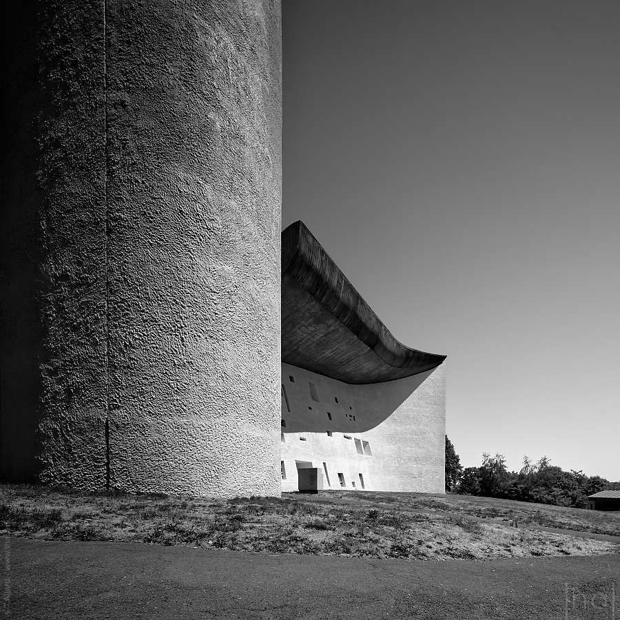Vue en noir et blanc de la façade nord-sud de la Chapelle Notre-Dame-du-Haut