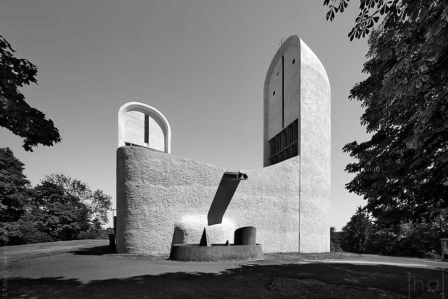 Vue en noir et blanc de la façade ouest de la Chapelle Notre-Dame-du-Haut