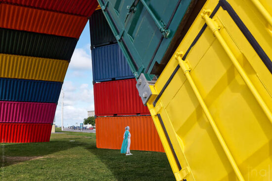 Femme devant la Catène de Containers du Havre