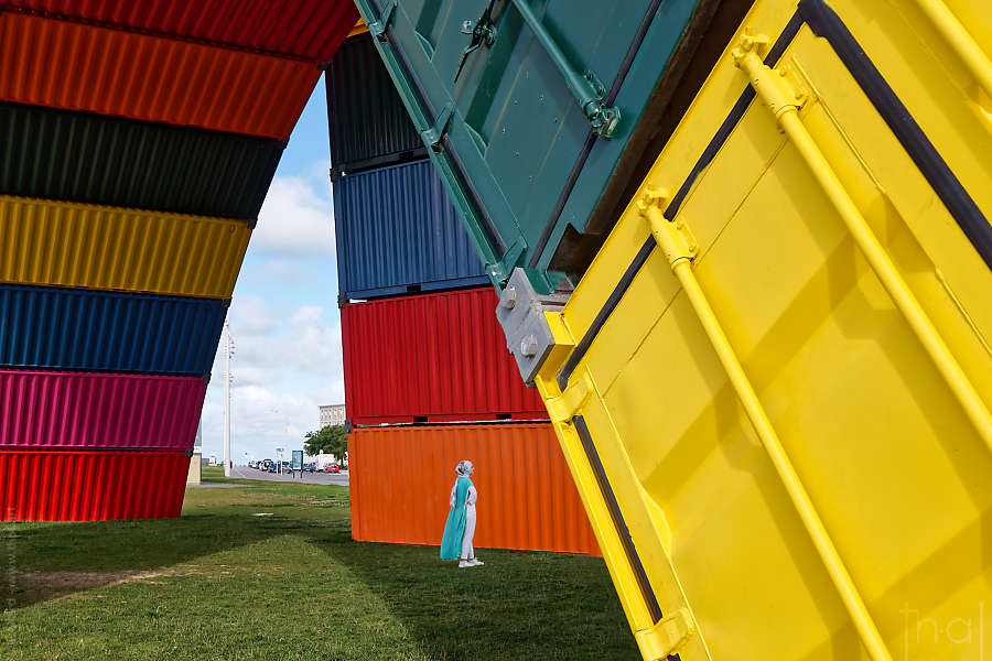Femme devant la Catène de Containers du Havre