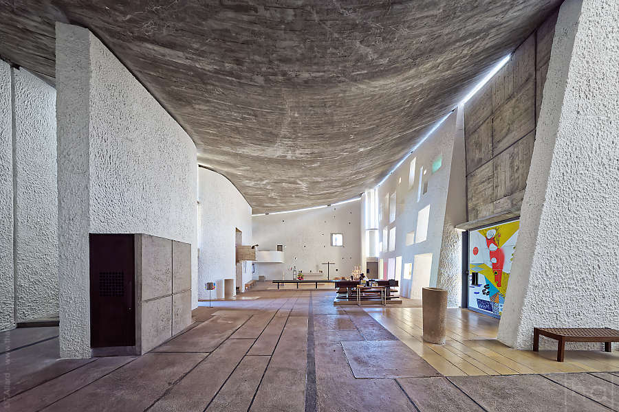 Vue intérieure mur sud de la chapelle de Ronchamp