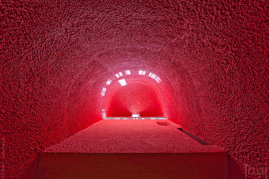 Intérieur de la tour du levant peinte en rouge dans la Chapelle de Ronchamp