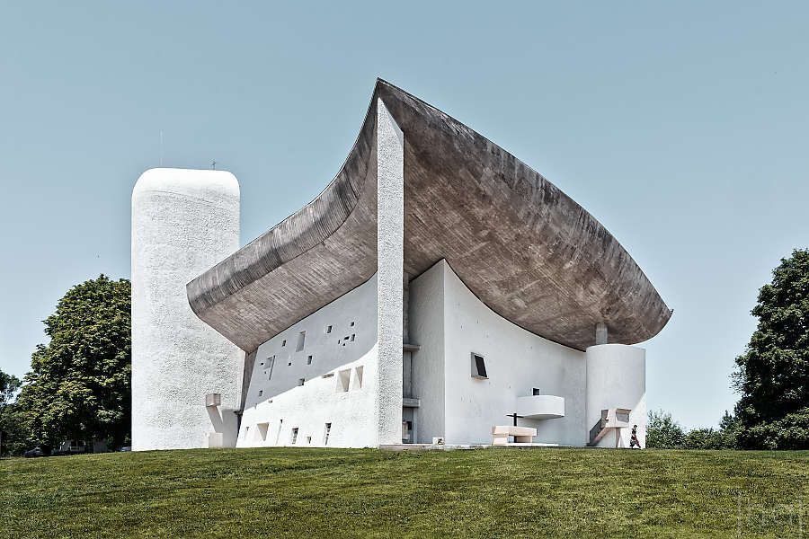 Vue iconique en angle de la Chapelle de Ronchamp par Thierry Allard