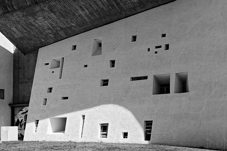 Gros plan sur le mur sud extérieur de la Chapelle de Ronchamp