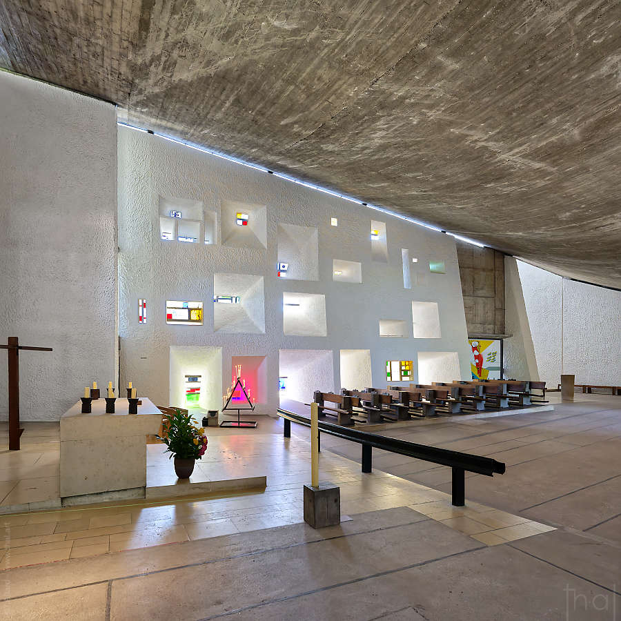 Mur intérieur contenant les vitraux de la Chapelle Notre-Dame-du-Haut