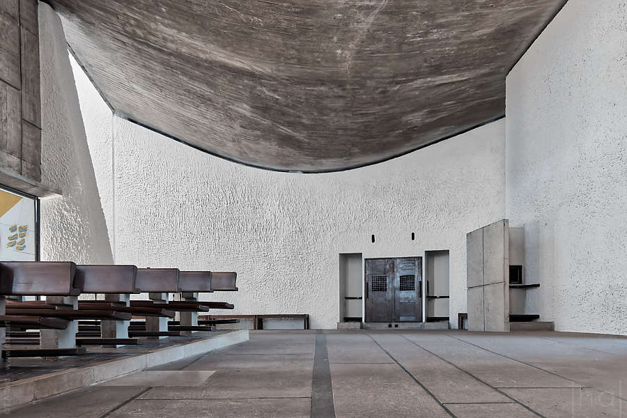 Vue d'intérieur coté nord de la Chapelle de Ronchamp de Le Corbusier