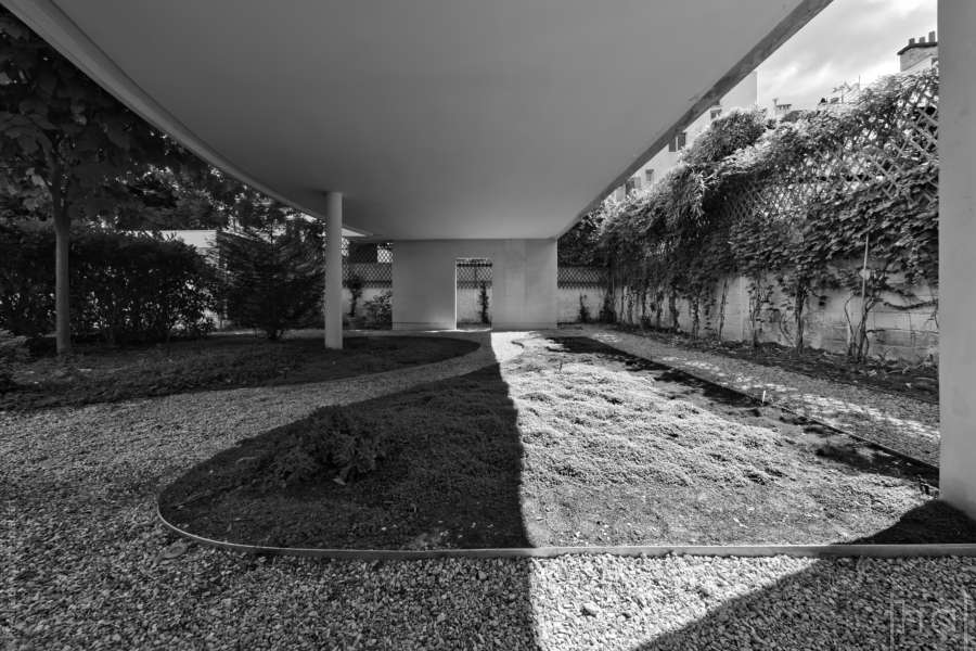 garden under the gallery of the Maison La Roche