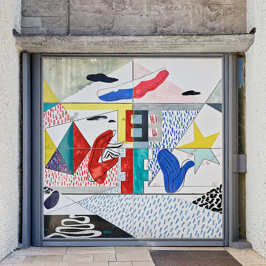 Décor du portail extérieur de la Chapelle de Ronchamp réalisé par Le Corbusier