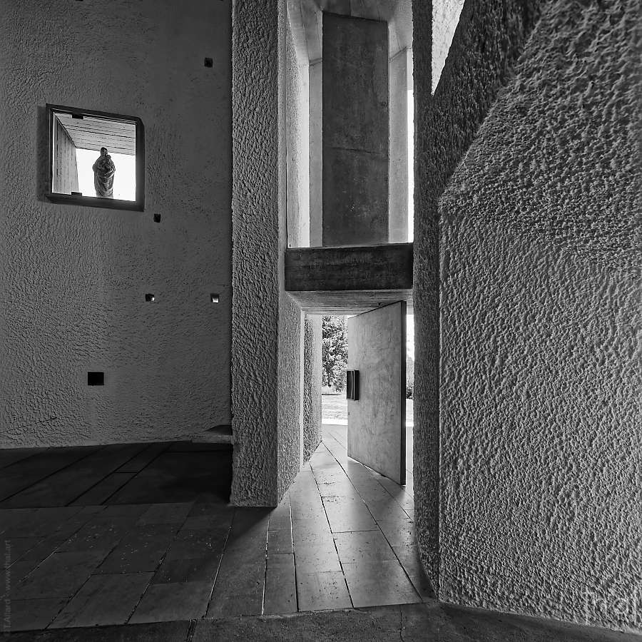 Porte intérieure pivotante entre les espaces liturgiques de la Chapelle Notre-Dame-du-Haut
