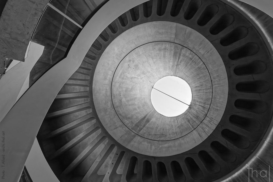 Puits de lumière dans l'escalier en spirale du musée Lugdunum