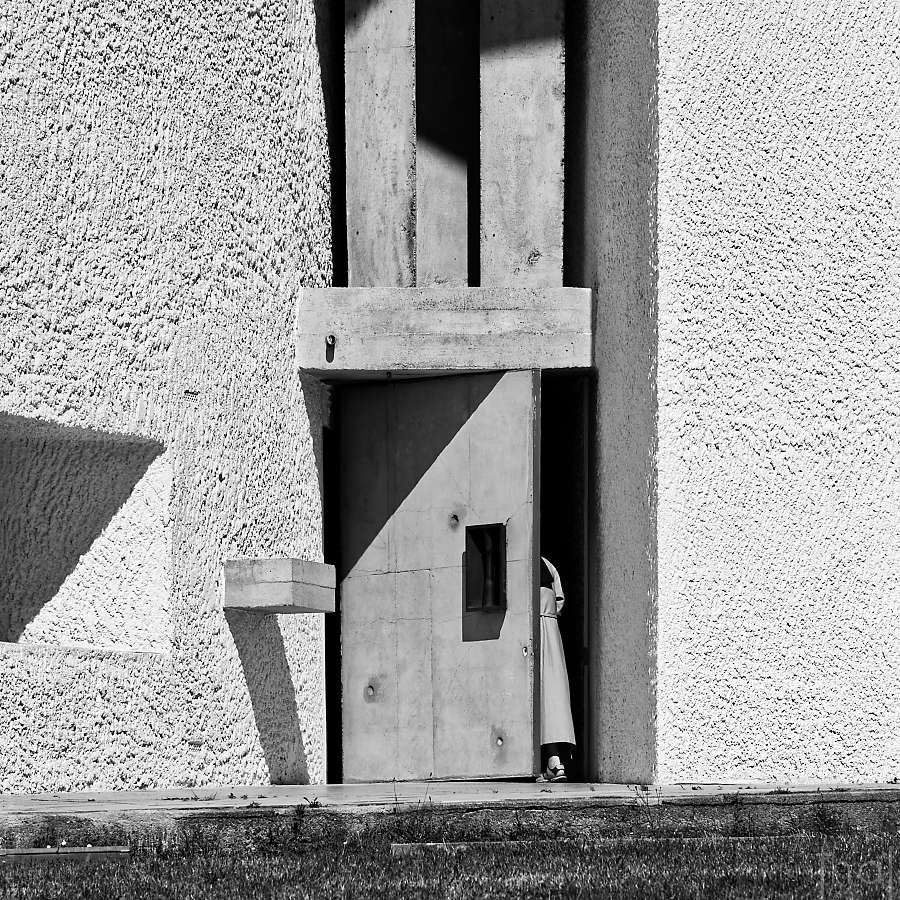 Une sœur entrant dans la Chapelle de Ronchamp par une porte pivotante
