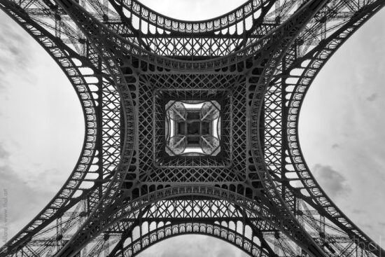 Vue spectaculaire en noir et blanc par dessous la Tour Eiffel