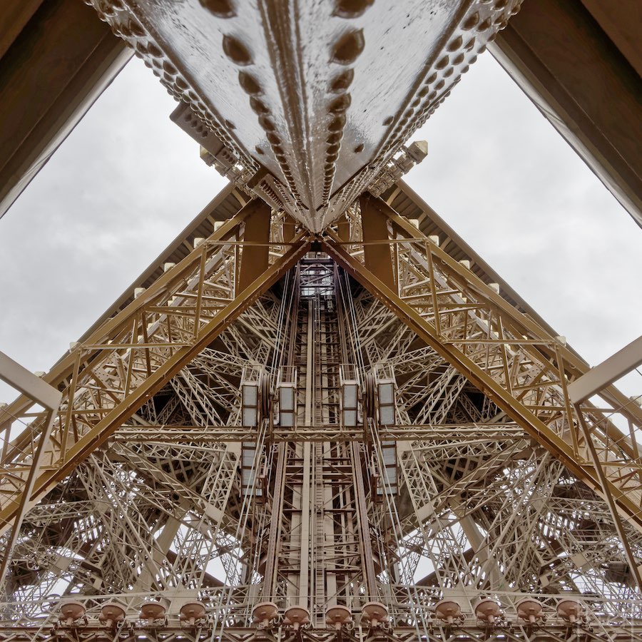 Pied de la tour Eiffel avec les rails d'ascenseur