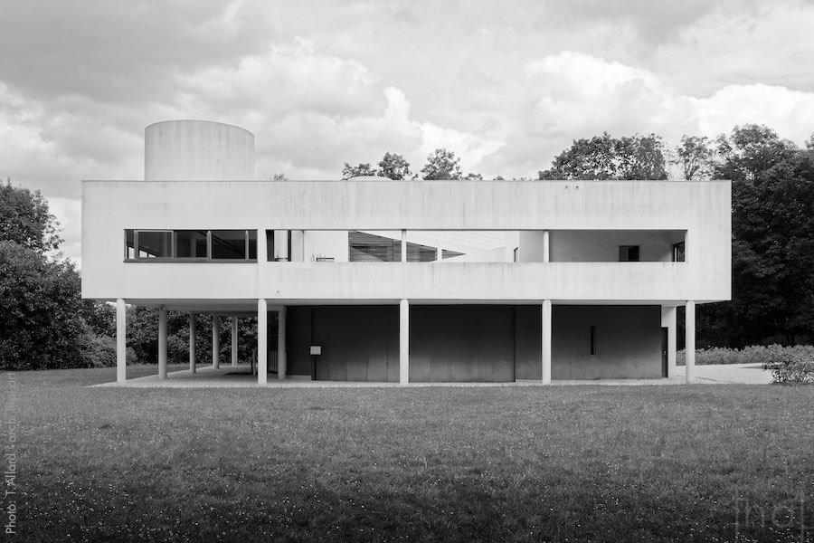 Southwest façade of the Villa Savoye by architect Le Corbusier