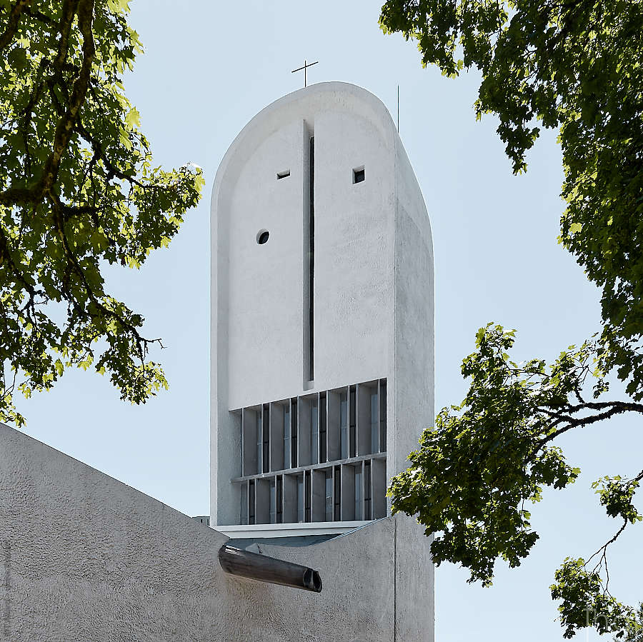 Vue extérieure de la grande chapelle de Ronchamp
