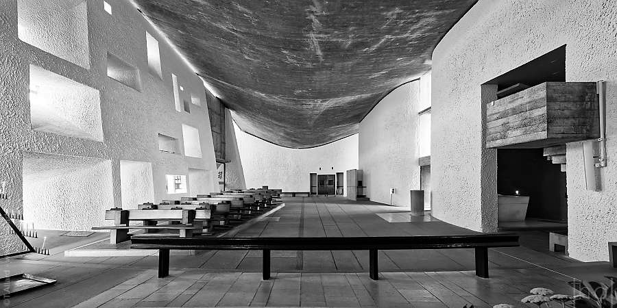 Vue intérieure en noir et blanc coté ouest dans la Canon de lumière horizontal de la Chapelle Notre-Dame-du-Haut