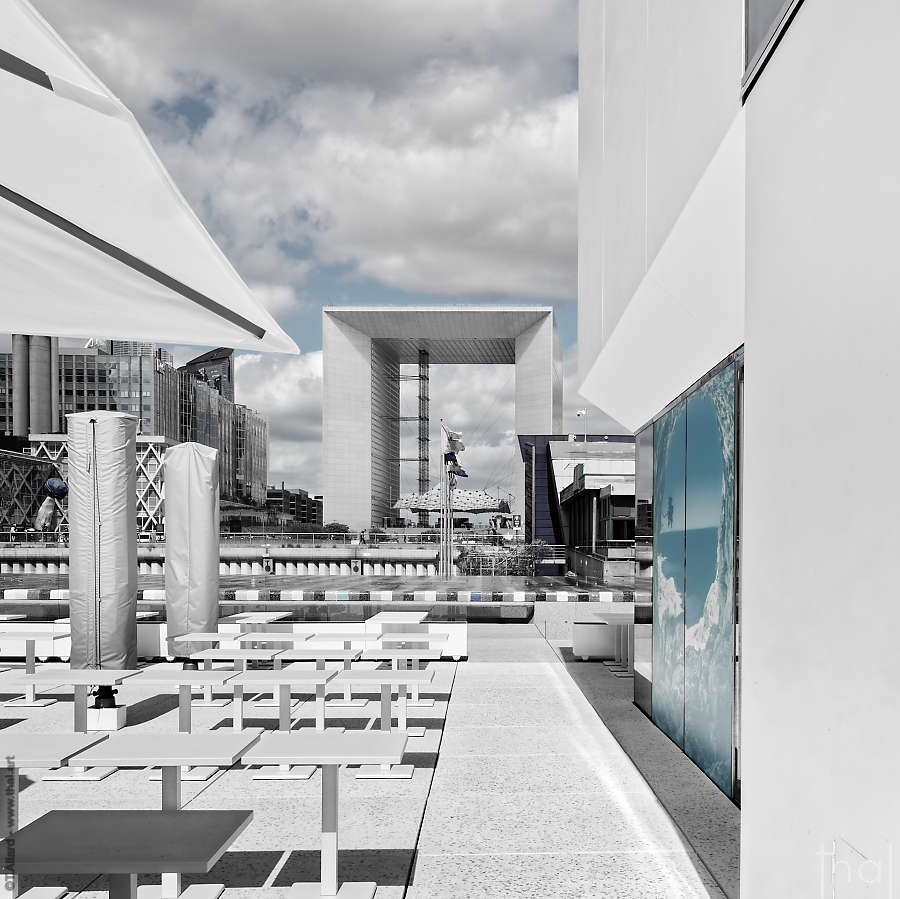 composition architecturale à partir d'un kiosque de l'esplanade de la Défense