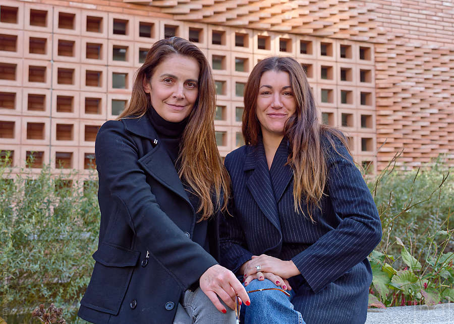 Amelia Tavella et Pauline Guerrier devant l'école Simone Veil