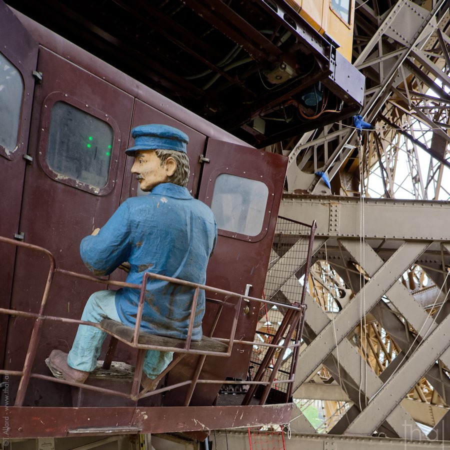 Ancien ascenseur de la Tour Eiffel avec mannequin du conducteur à l'extérieur