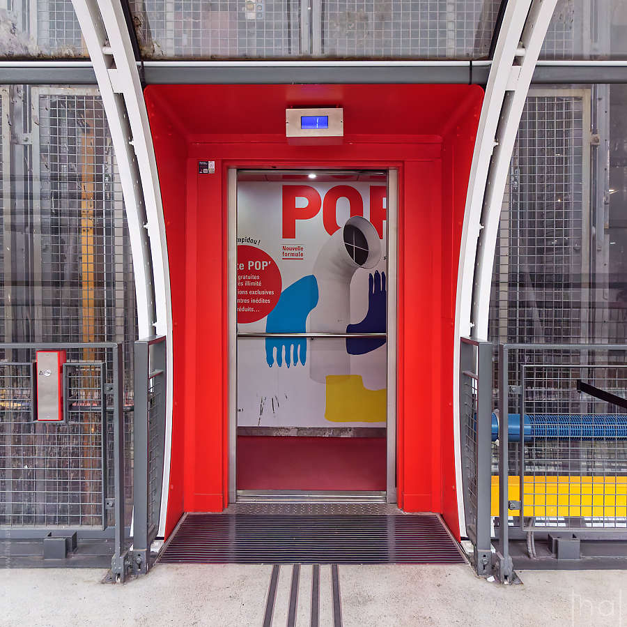 ascenseur ouvert du Centre Pompidou avec code couleur rouge