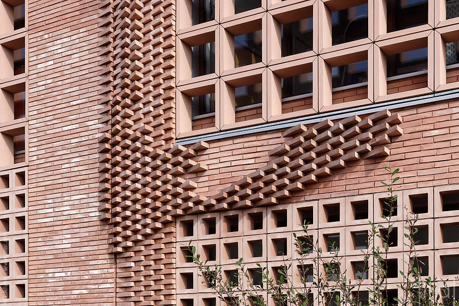 Brick sculpture on the façade of the Simone Veil school