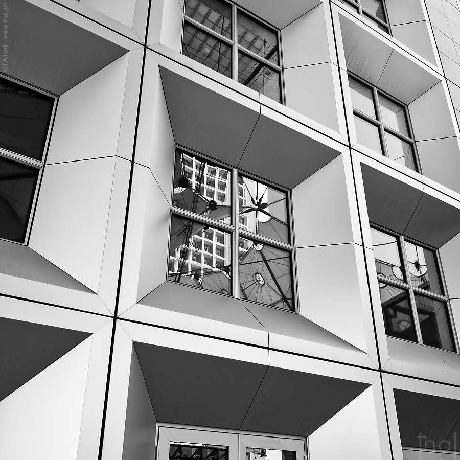 gros plan sur un caisson vitré de la Grande Arche