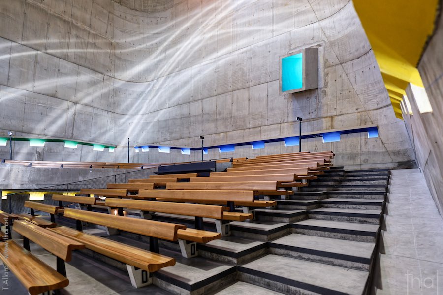Canon de lumière rectangulaire dans l'église Le Corbusier