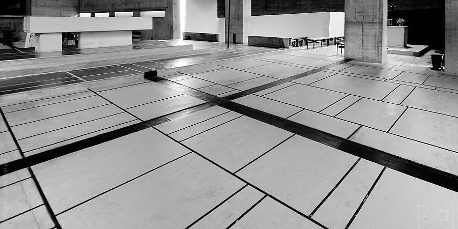 Carrelage de l'église Sainte-Marie de la Tourette