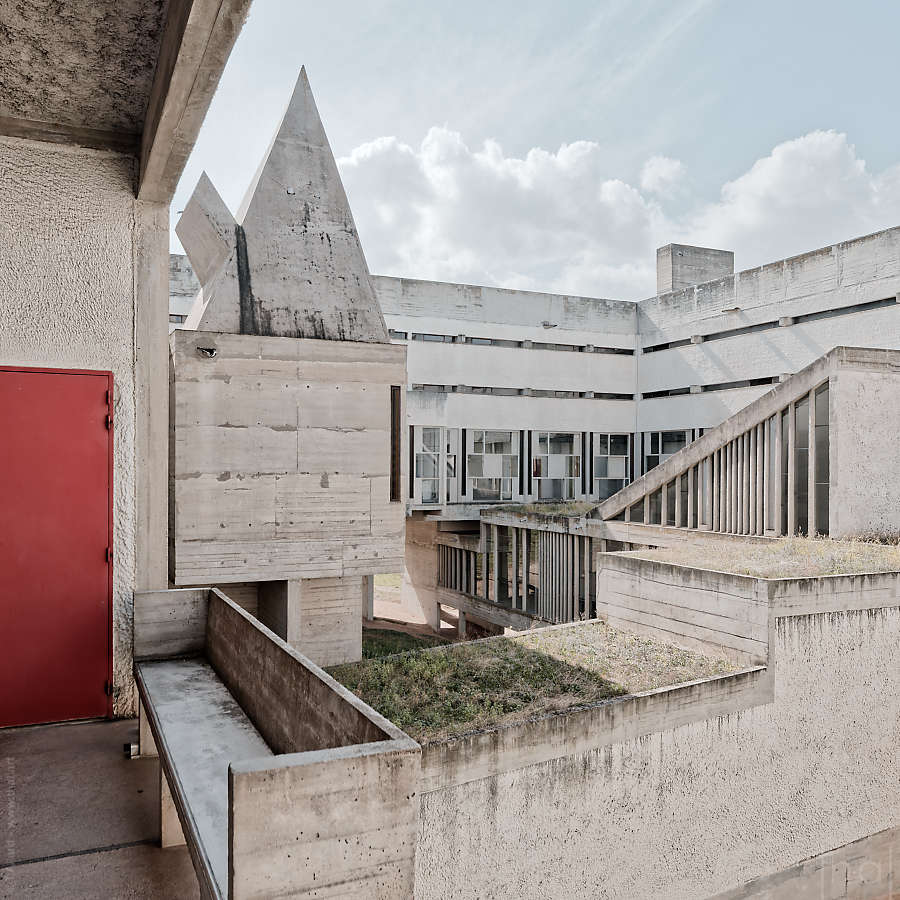Vue extérieure de la chapelle du couvent de la Tourette