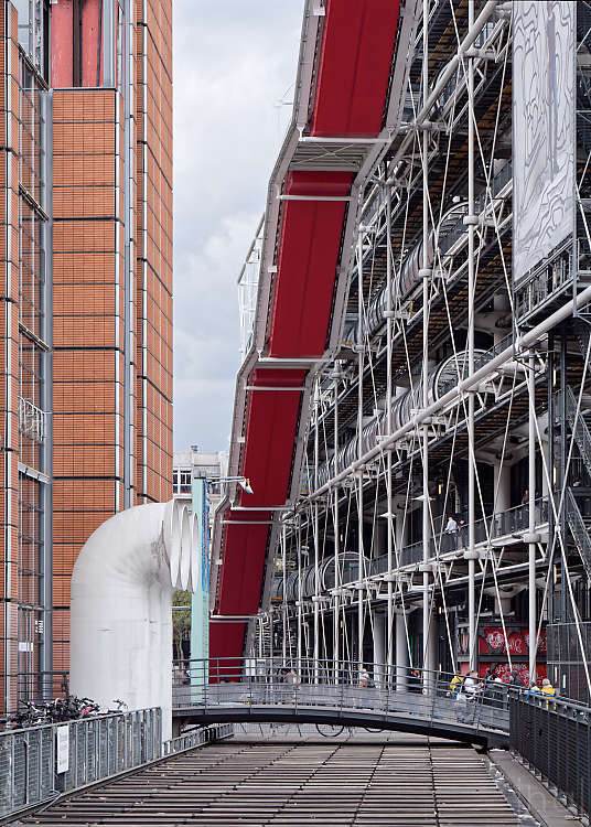 Dessous rouge de la chenille en façade du Centre Beaubourg