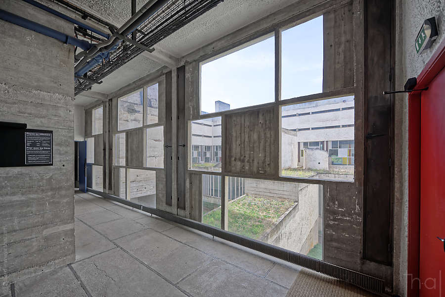 Couloir avec claustras inspiré de Piet Mondrian