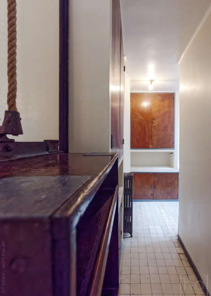 Corridor leading to the kitchen of the Villa La Roche