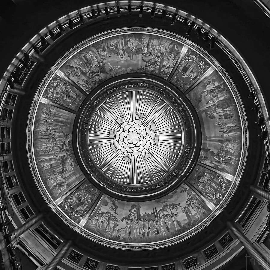 Coupole en noir et blanc du Coupole et fresque du Théâtre des Champs-Elysées