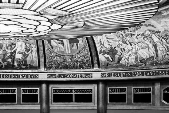 Coupole et fresque du Théâtre des Champs-Elysées en noir et blanc.