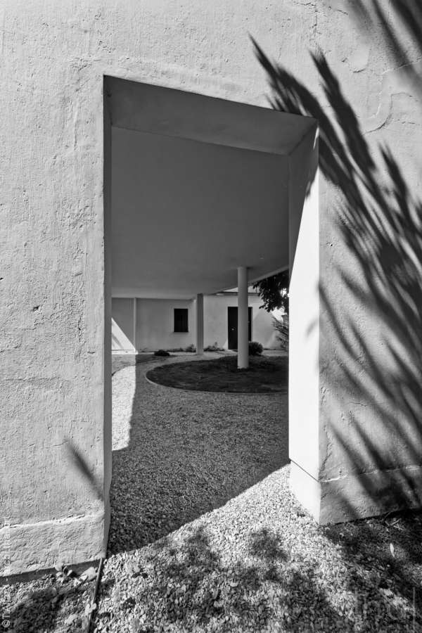 Passage sous la galerie de tableaux de la maison La Roche