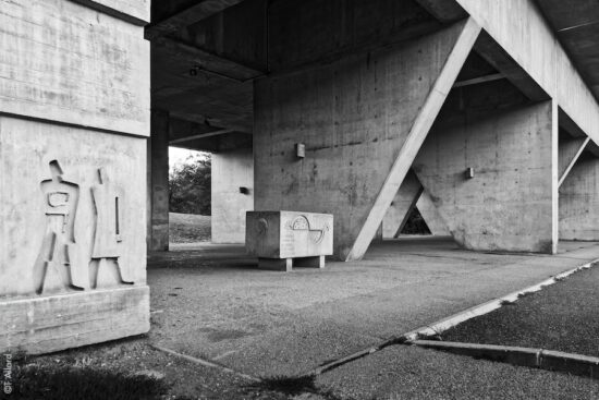 Entrée de l'unité d'habitation Le Corbusier à Firminy