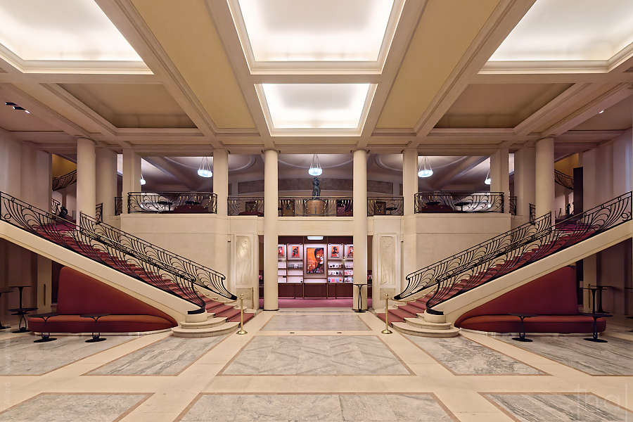 Double escalier dans l'atrium du Théâtre des Champs-Elysées