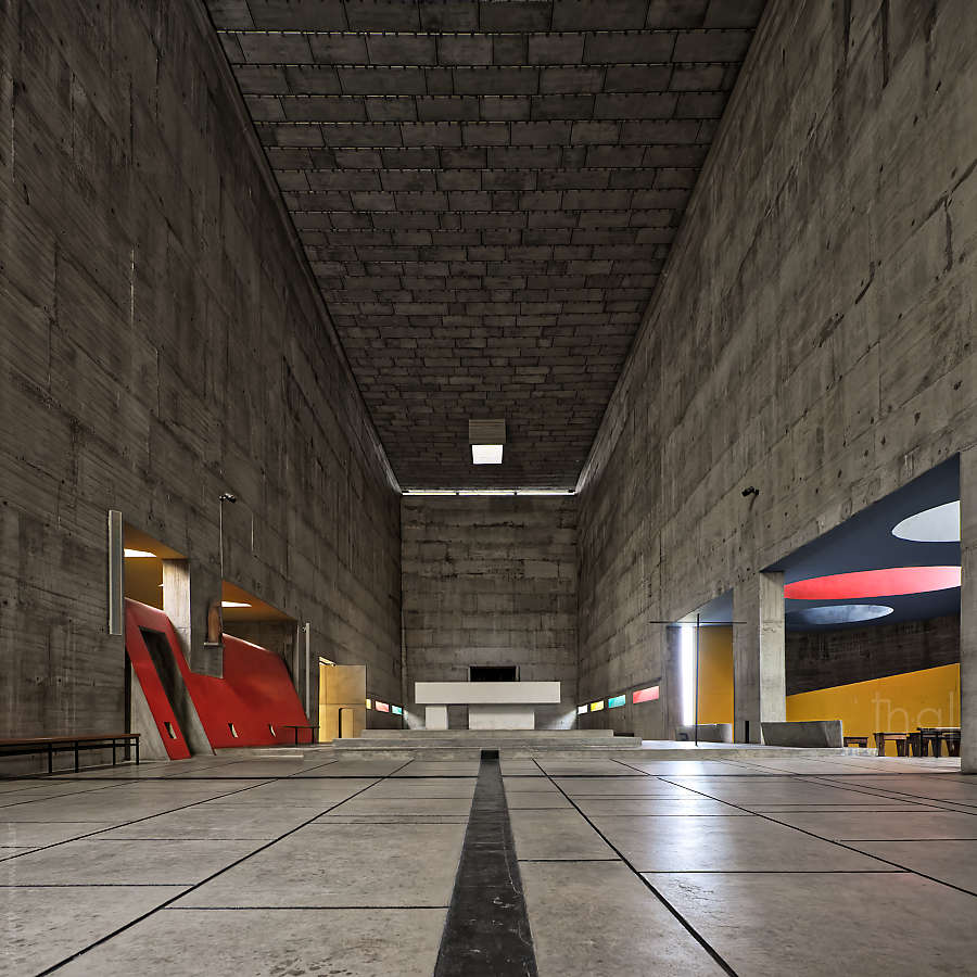 Vue l'intérieur de l'église Sainte-Marie au couvent de la Tourette