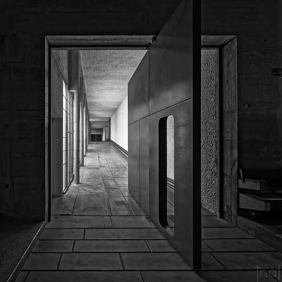Porte et rampe d'accès dans l'entrée de l'église du couvent de la Tourette