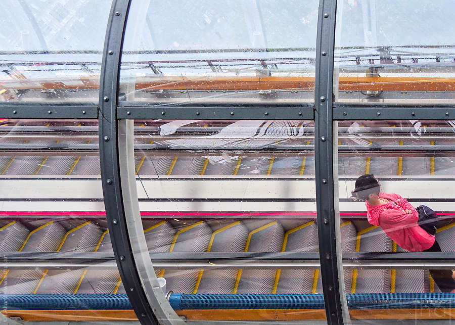 vue horizontale d'un tube contenant un escalator du Centre Pompidou