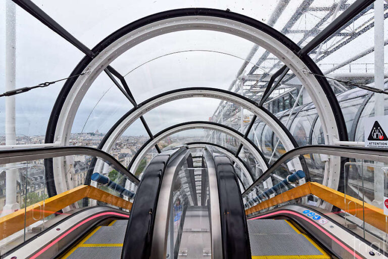 Intérieur de l'escalator du Centre Beaubourg
