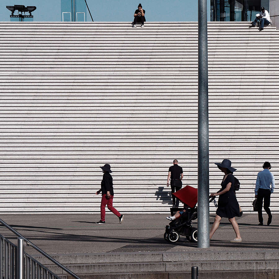 escaliers monumentaux avec des passants, au bas de la Grande Arche